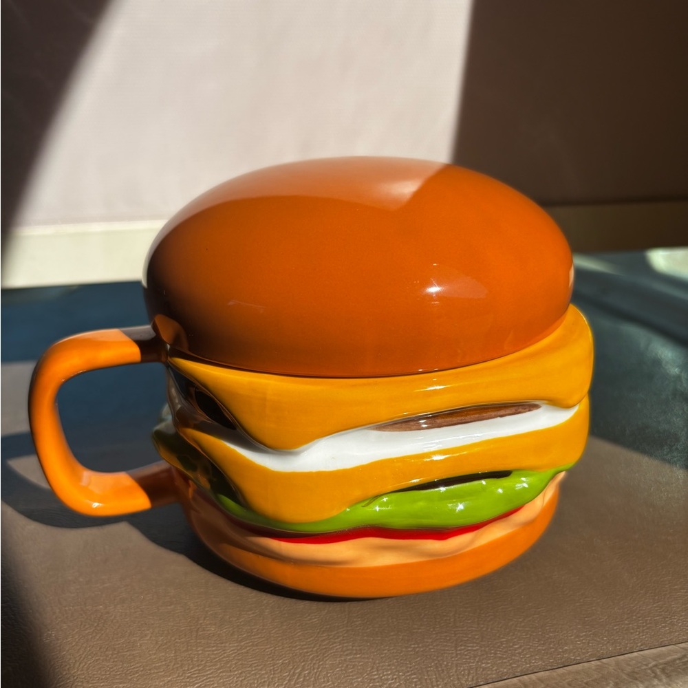 In & Out Burger-Shaped Ceramic Mug in mint condition.